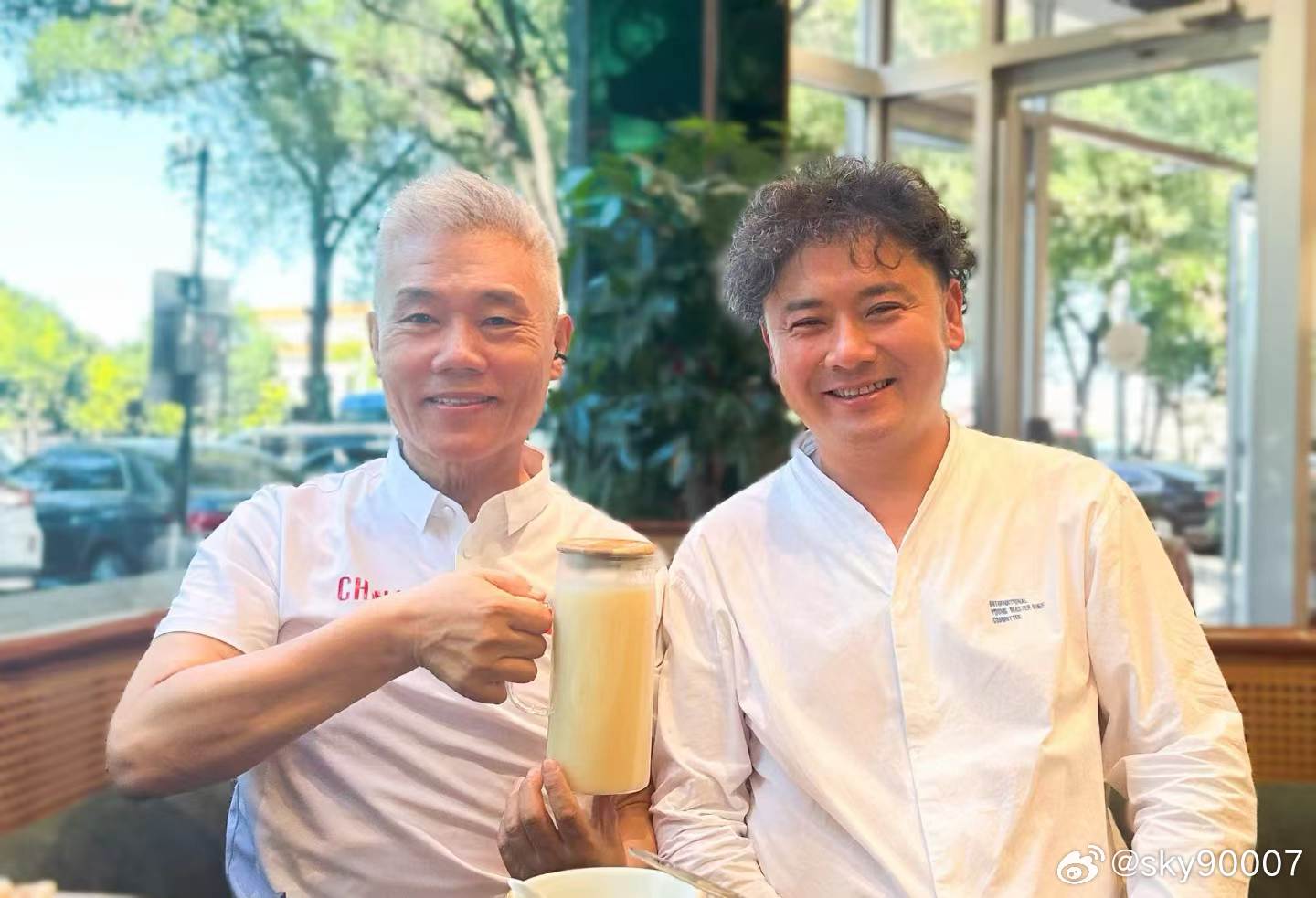 这个年轻人的舅舅就住在我们大杂院里。
舅舅平日里总爱跟街坊唠嗑，说家里这帮孩子里头，那些读书多、后来当上公务员的，收入反倒比不上这位当厨师长的晚辈。
当年大伙都觉得学厨师没什么出息，如今才看清：掌握一门实打实的劳动技能，不光可以养家糊口、收入可观，还能抵御未来AI时代带来的失业风险。 ​