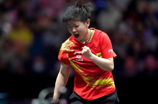 2026年爱知·名古屋亚运会女团小组赛，国乒女团碰上中国澳门，首盘就出了状况。王曼昱以1比3输给朱雨玲，而朱雨玲曾登顶世界第一，如今代表中国澳门出战。大比分0比1落后，场边气氛骤然收紧。团体赛首盘失守，最怕的不是丢一分，而是全队情绪跟着往下掉。压力落到孙颖莎身上。她对梁安娜没有试探，直接提速，11: