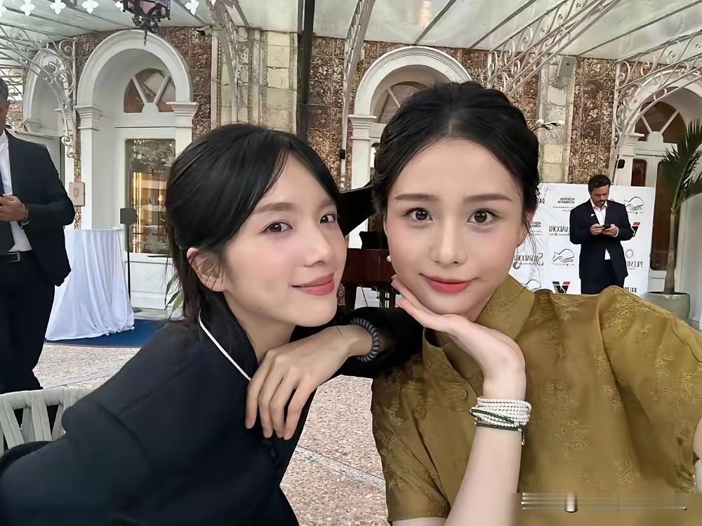 下图是李思潼和王晓慧的合照。
假如要拍电影或电视剧《梁山伯与祝英台》，我想导演一定会选李思潼扮演梁山伯，选王晓慧扮演祝英台。
原因很简单：
1.李思潼棱角分明，性格坚毅，适合女扮男装。
2.日常生活中，她有保护朋友的男子汉气概。
你们有没有发现，她们的每次合照李思潼都习惯站在左边，王晓慧都习惯站在右