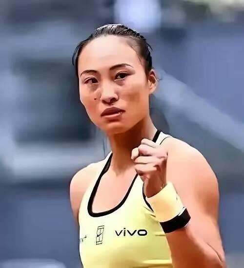美网主办方现在肠子都悔青了吧？拒绝给伤愈复出的郑钦文外卡，非要把名额留给久疏战阵的大威卖情怀。结果人家硬生生从资格赛杀进八强，还0-5逆转了斯瓦泰克。
 
8月19日美网公布外卡名单那天，大威廉姆斯的名字赫然在列。46岁、世界排名600位开外、巡回赛单打14连败。美网把这珍贵的正赛外卡递了过去——理