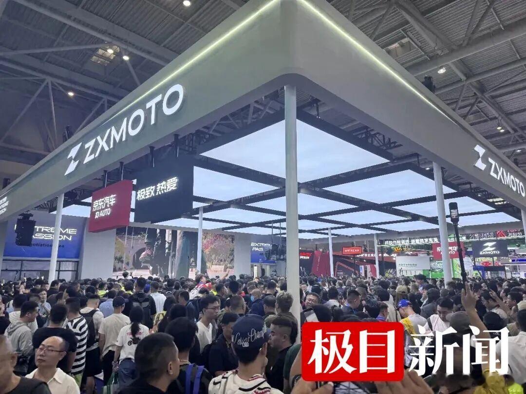 张雪机车发布五款车型，最高售价138000元，张雪：国际品牌这个配置要卖150万，我们售价不到1/10

9月19日，2026中国摩博会期间，张雪机车亮相N7展馆。张雪机车同时举行新品发布会，五款车型同台首发，发布了巡航车型600V及探险车型820X两款新车，以及三款升级车型，分别是复古街车2027款500F、冠军车82 ​