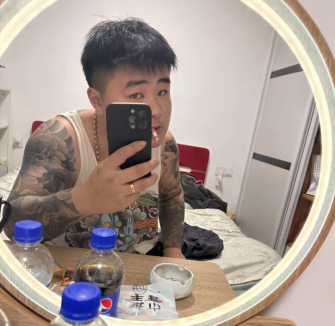 湖南网约车网红“康少”27岁离世的消息在网络迅速传开，正所谓天有不测风云，这名走红于短视频平台的网约车司机，长期跑夜间通宵班次，作息颠倒昼夜颠倒，日常视频里能看到他满身刺青，不少网友最初还把关注点放在外在形象上，随着噩耗传开，大家才留意到他长期熬夜跑车的生存状态。他靠着跑晚班维持收入，深夜接单作息常