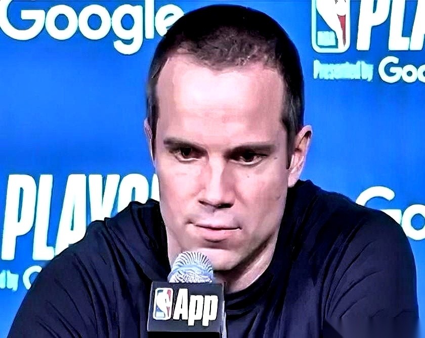 太阳队0-2落后，一只脚已经踏出了季后赛大门。生死战发布会上，主教练奥...