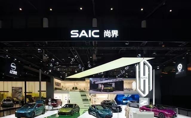 上汽与华为在尚界品牌上的协同布局持续加码。继首期投入60亿元专项资金、组建5000人专属团队后，上汽再度追加10亿元，推进金桥尚界专属工厂的智能化升级。该基地作为上汽大乘用车战略的核心制造阵地，改造完成后将在智能制造全维度跻身全球领先行列，为尚界产品筑牢稳定的制造支撑。
截至今年8月，尚界累计批售量