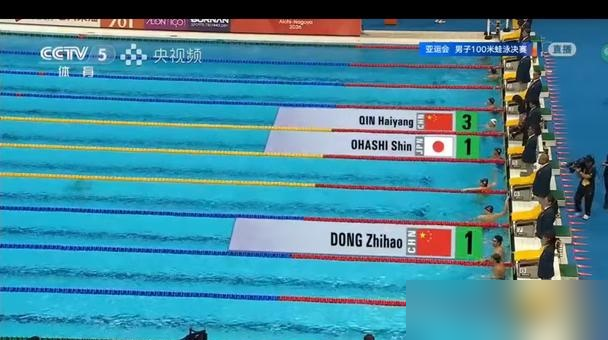 58秒64，董志豪跟日本人并列挂金牌，顺手把闫子贝压了整整五年的全国纪录剃掉0.01秒。
这哥们去年还在游200蛙，改项100蛙刚满一年。21岁，后程追人跟装了马达似的，名古屋亚运会硬是从隔壁泳道把金牌抢成一人一半。
覃海洋同年亚运会只拿了铜牌，但别忘了他手里还攥着57秒69的亚洲纪录，去年世锦