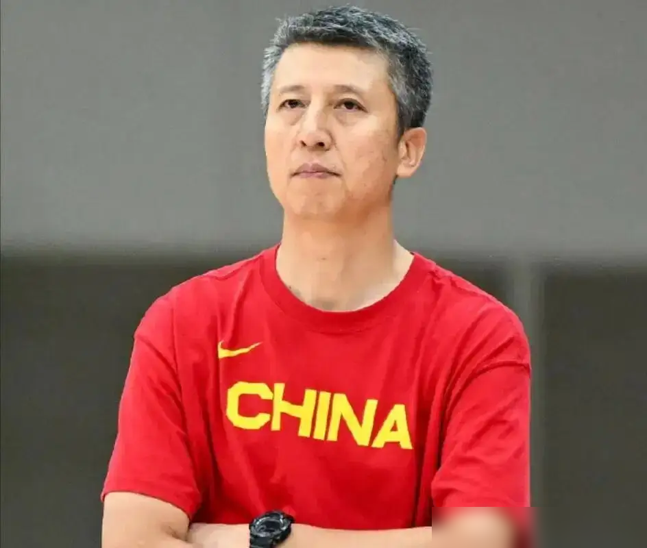 中国男篮138天封闭集训，最后输给日本二队，连块亚运奖牌都没摸着。
胡金秋们被关在训练馆里熬到灵性全无，更衣室里还要挨骂。而日本队赛前合练8天，人家把基础训练全扔给联赛，国家队只负责把默契拧成一股绳。
现在网友急了，说干脆别搞什么长期集训了，CBA最强的两支队伍各出6个人，教练组也包圆，省下来的