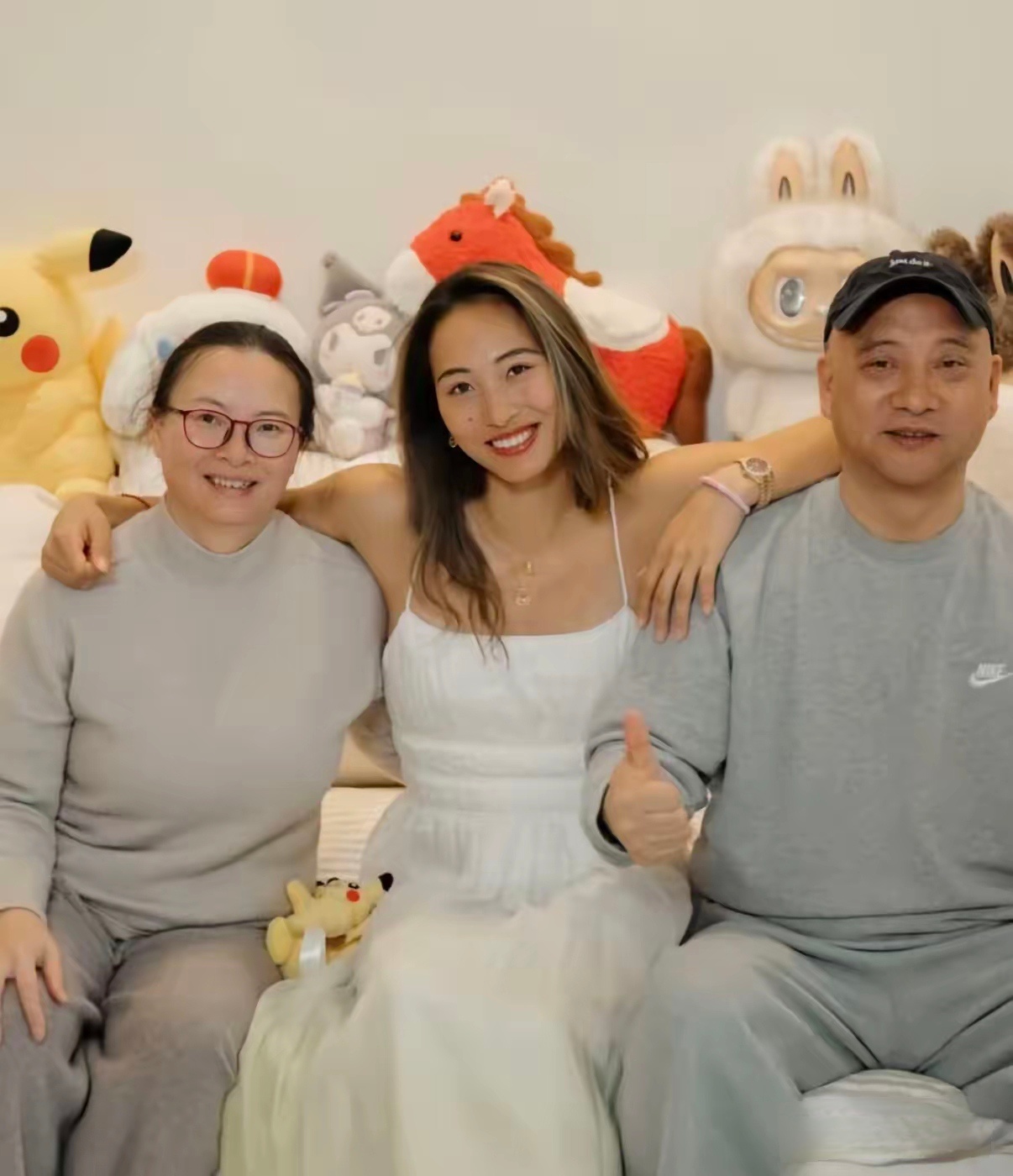 郑钦文的成功，给所有父母狠狠上了一课：你可以没钱，也可以文化不高，但一定要做孩子最坚实的后盾！
为了让她学网球，父母把老家唯一一套房子卖了。为了陪她国内打青年赛，爸爸辞掉稳定工作，当全职司机，几年跑坏3辆二手面包车。妈妈也辞掉铁路局的稳定工作，陪她去欧洲各小国打比赛。去一站比赛要开 ​