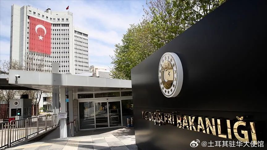 【土耳其强烈谴责以色列袭击叙利亚军事空军基地】
周二（8月18日），土耳其外交部发表声明称，土耳其强烈谴责以色列对叙利亚伊德利卜省阿布·杜胡尔军事空军基地发动空袭。

土方表示，以色列持续发动袭击，打击叙利亚的基础设施与军事能力，同时破坏该国的领土完整与国家统一。

声明同时呼吁国际社会 ​