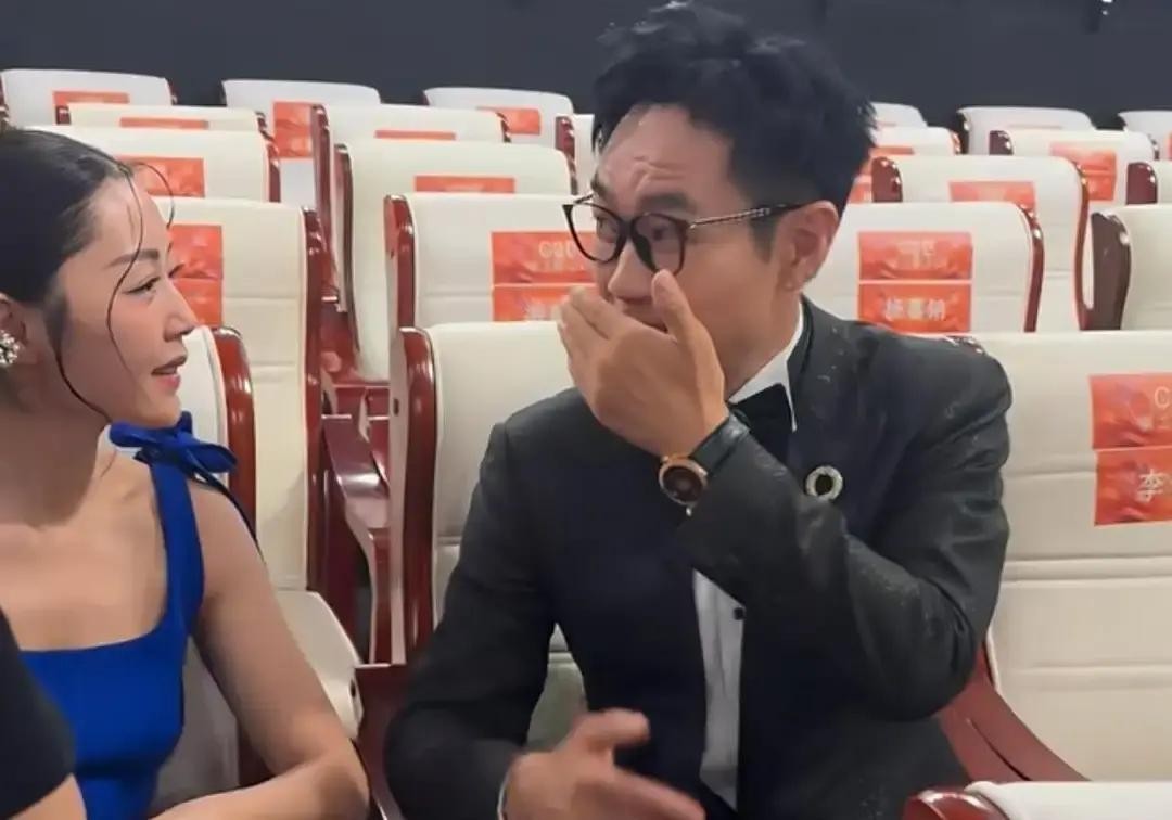 百花奖后台，一边是刚拿了最佳导演的大鹏，春风得意，正是全场追捧的焦点

另一边，是嘴角缝了50多针的女演员卫诗雅，在内地没几个人认识，坐那儿几乎是个透明人

就在这种没人盯着的角落，大鹏跟卫诗雅说话，全程都拿手捂着嘴

不是躲镜头，更不是怕传什么绯闻

就因为卫诗雅嘴角的伤还没好利索，他怕自己说话的