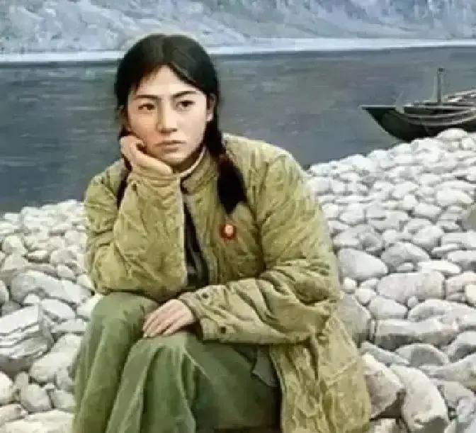 1972年，21知青李文忠救起一名11岁的落水女孩。然而，女孩竟认真地对他说了一句：“你别结婚，等我长大了，我就给你当媳妇儿！”
李文忠第二天路过晒谷场，看见刘俊霞正踮着脚往高处晾衣服。他刚想避开，她已经扭过头，眼睛亮亮地喊了声：“李老师！”他只好走过去，帮她把竹竿架稳。她仰着脸问：“你今天还去河边