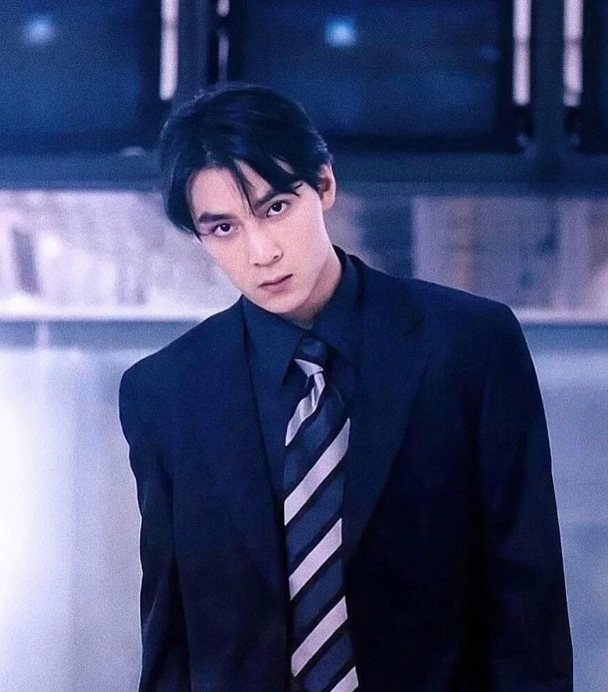 #吴彦祖戴了华为手表#果然还得是爸妈辈认细糠！吴彦祖将专业运动腕表融入都市运动穿搭，利落冲锋衣配硬朗线条，整个人的状态透着一股收放自如的劲儿。好东西配懂行的人，确实把科技感戴出了自己的味道。 ​
