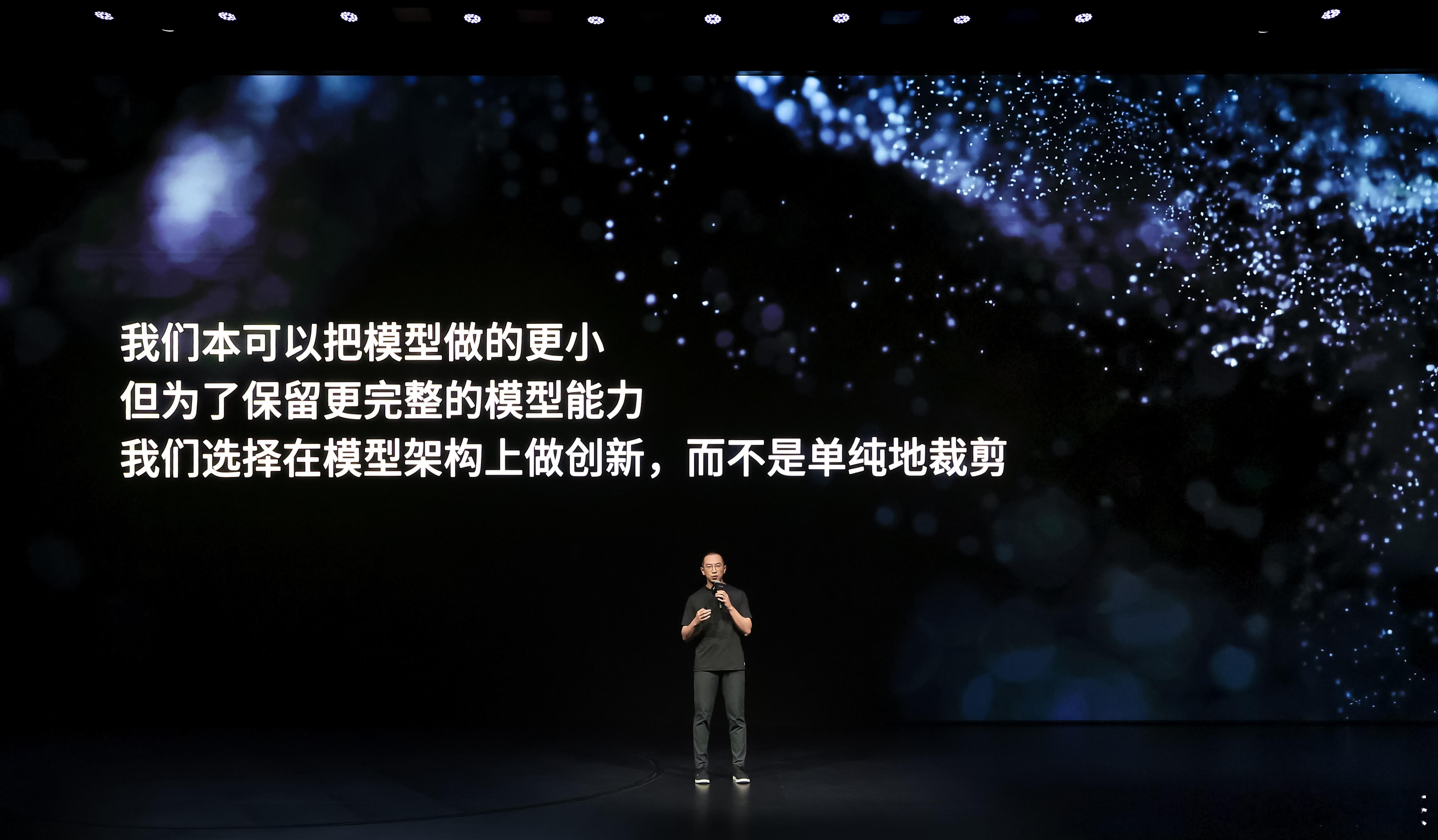 #小鹏第二代VLA首次模型重大升级##小鹏G9L首发第二代VLA全新版本#

好智驾不该只塞给顶配车，小鹏第二代VLA这次玩真的——基座模型能力能上探L4、下放到低算力平台，广州Robotaxi已拿远程测试资质，主驾无人上路验证！靠学习式Token压缩+蒸馏训练，图灵VLA 2.0 Lite把大模型能力塞进普通车型，老车主也 ​