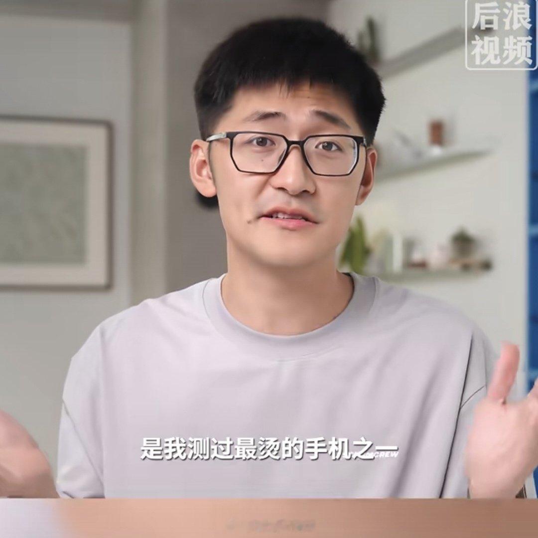 iPhone Duo不止屏幕能折，还能折你钱包，还没正式发售，基本都是缺点。

买新机录视频立享暖手宝功能，只能说苹果用户的钱不仅好赚，苹果也真敢赚。#tim吐槽iPhoneDuo录视频发热严重# ​