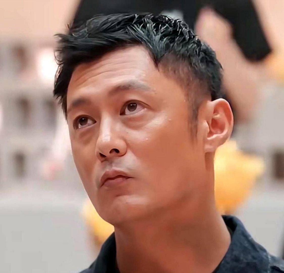 “要是再帮你，我算你赢。”余文乐这句戏言，竟成了《披荆斩棘的哥哥》二公舞台最大的神预言。
一公时他刚带队夺冠，没想到二公直接惨遭滑铁卢。
团秀《蒙娜丽莎》只拿了834票，在四个部落里垫底，队长秀《鲜花》也是最后一名，全员陷入了淘汰危机。
反倒是他手把手教出来的张彬彬，在小考中拿了第一。 ​