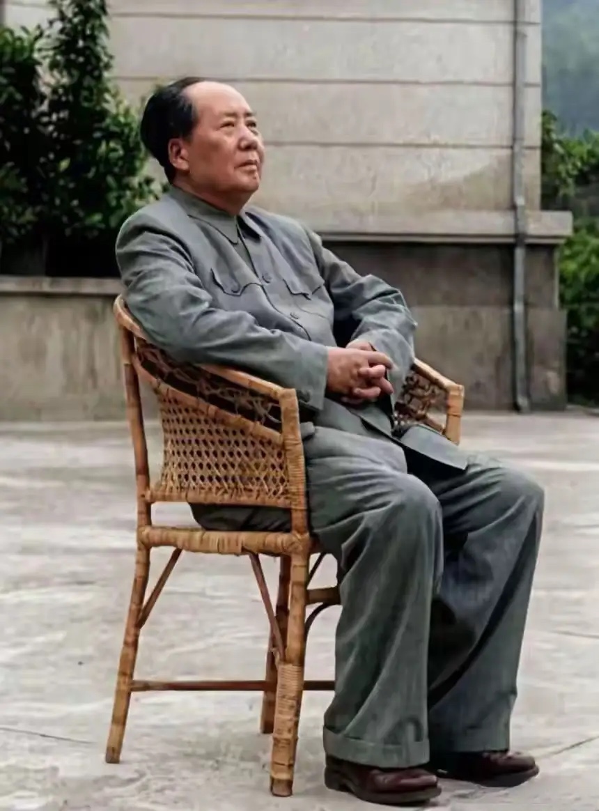 继续辟谣！坊间传闻毛泽东当年在西山碰到了一个道士，道士和毛泽东说了两组数字，一组是99，一组是8341。毛泽东疑惑不解，还曾专门找人拆解，但一直未拆解出。直到1976年9月9日毛泽东辞世，这两组数字的真相才被揭开，原来99代表他会在9月9日辞世，8341则代表他会活83岁，掌权41年（1935到19