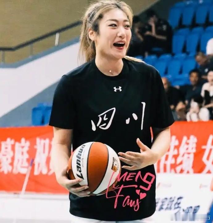 最近大家都在热议“李梦的男朋友还是那个女篮领队张隆吗？”其实哪是什么男...
