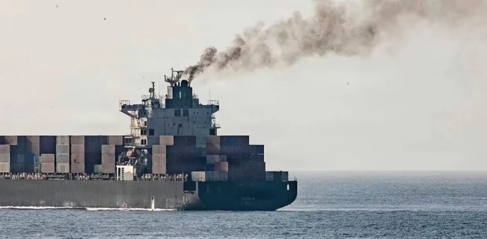 霍尔木兹海峡的局势彻底失控
全球的石油价格将面临大幅度涨价
​最近，大量船只违规进入霍尔木兹海峡，伊朗武装毫不客气，直接用导弹摧毁，过去一周时间，就有十几艘船只遇到袭击。散落海中的苹果手机，泄露的石油，这条全球经济咽喉，被伊朗死死锁住了
照这样下去，全球石油价格，不得不面临着大额涨 ​