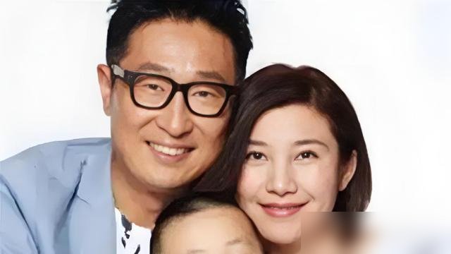 差点把婚离了，就因为一句气话。林永健当年跟媳妇周冬齐吵急眼了，话专往心窝子上戳，离婚协议都摆桌上了。俩人最后愣是没签，坐那儿把话说开了。你看现在，巴厘岛街头，他穿得跟个遛弯大爷似的，旁边儿子林大竣蹿到一米八，又高又挺。老林在《小芳》里演个虎性子爹，张嘴就是“做人坦荡不玩阴的”。戏里戏外一个理儿。管不
