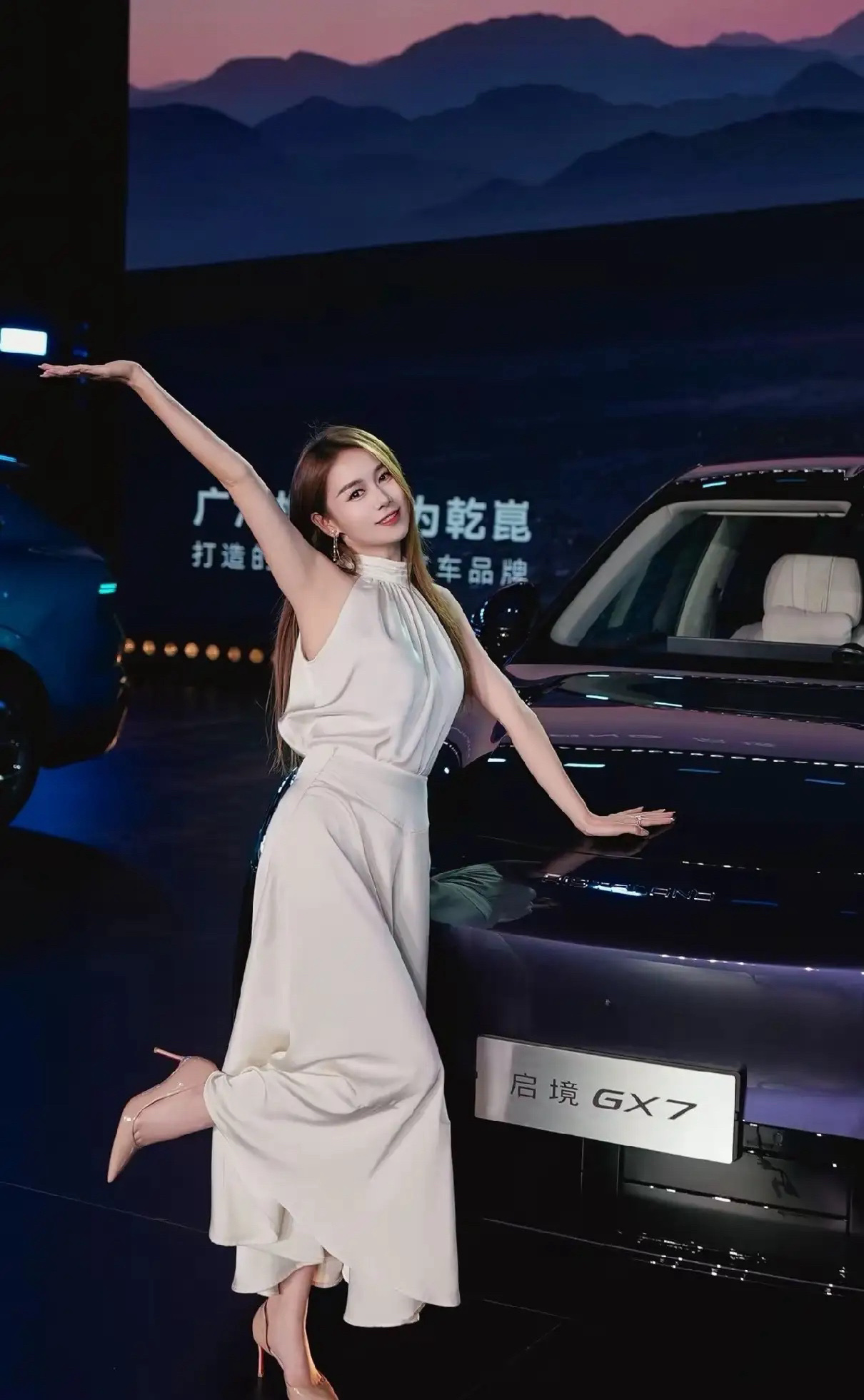 家用SUV的核心竞争力，从来不止是代步通勤，更是适配全家人的多元出行生活。很多家庭选车，最在意空间是否灵活好用、能否兼顾舒适与实用，而全新启境GX7精准拿捏家庭用车痛点，凭借20秒一键纯平大床的独创空间设计，打破传统家用车的空间局限，重新定义全能出行体验。

依托专属四折叠多连杆联动机构，启境GX7