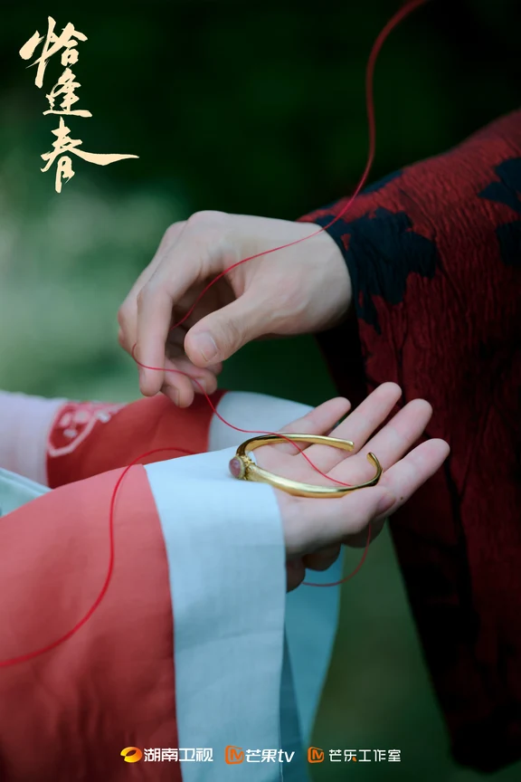 #恰逢春杀青  她指尖相碰，他试探递镯，在似触未触的氛围里，暧昧悄悄蔓延...#电视剧恰逢春  #邓恩熙  #董思成（按姓氏笔画排序）