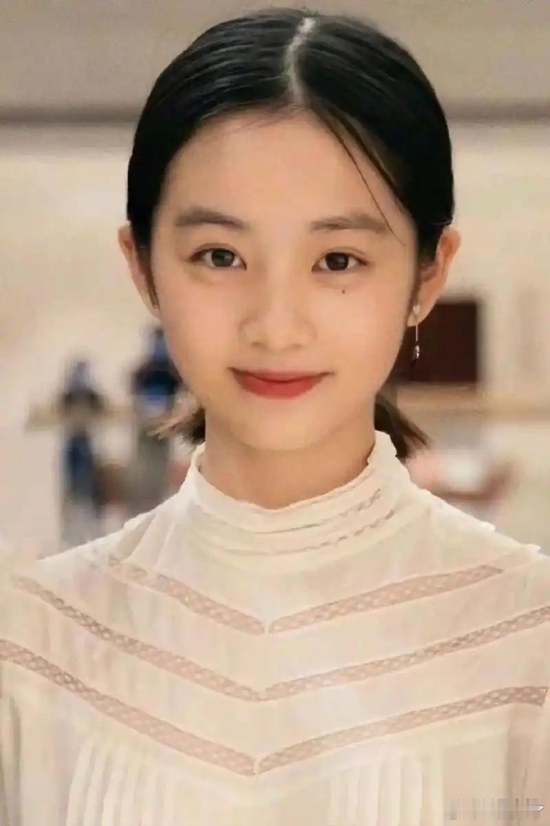 黄磊女儿黄多多VOGUE盛典出发图来了，这也是她人生第一次走红毯！20岁、没作品先上顶奢，电影杀青一年多却没上映，这波操作你怎么看 ​