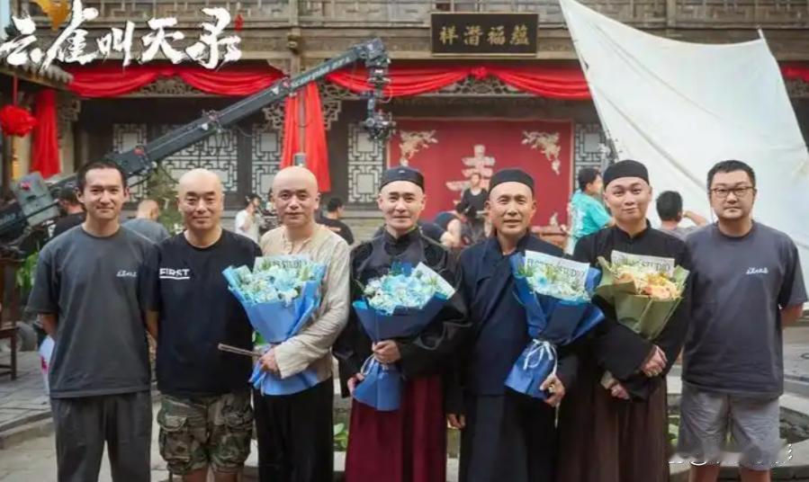 湖南卫视预排！40集梨园传奇《云雀叫天录》9月中旬来袭，张一山剃光头演京剧宗师，六小龄童给他当师父，拿木棍当金箍棒。 ​
