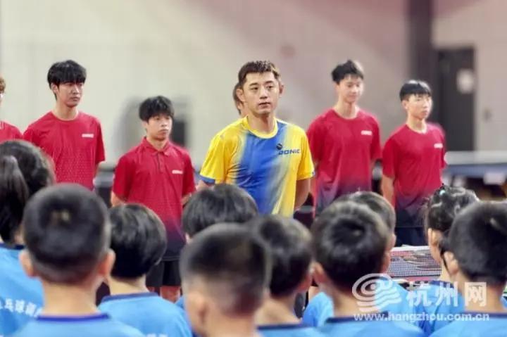张继科训练基地学费曝光：月收费980元到4400元，学员水平越高收费越低；学员：这个资源收这个费用算很低了，“张继科亲自下场指导训练” ​