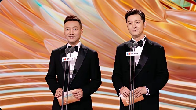 金鹰奖爆冷！胡歌没拿奖，杨幂孙俪连提名都没有，这届玩真的了
​昨晚第33届金鹰奖在长沙颁完了，说实话，结果一出来，我朋友圈直接炸了。
​视帝视后：于和伟、杨紫
​于和伟凭《沉默的荣耀》拿下最佳男主角，跟他竞争的是谁？胡歌（《生命树》）、王宝强（《棋士》）、郭京飞（《老舅》），个个都是 ​