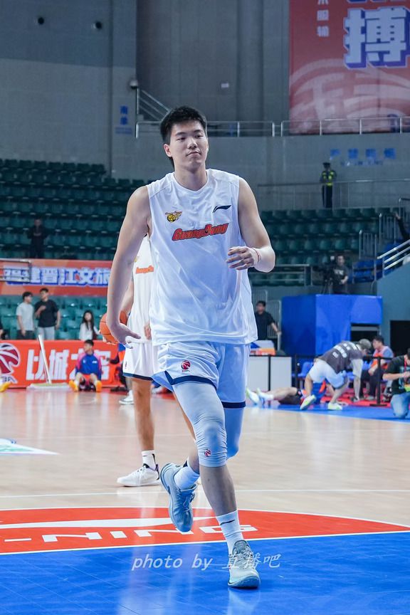 活力十足！焦泊乔小组赛场均贡献9分5.7篮板