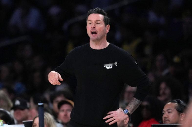 NBA季前赛，湖人在主场以106-121不敌掘金。

赛后，湖人主帅JJ·雷迪克透露，球队两天前才刚刚引入“散弹枪闪击（shotgun blitz）”快攻战术，他相信这套战术会随着磨合的深入而渐入佳境。 ​