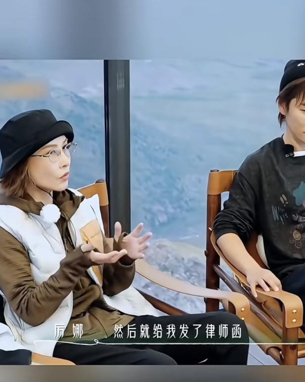 厉娜大概怎么也没想到，自己当年红极一时却突然被公司冷藏的真相，居然能在十几年后被张泉灵给问个底朝天。
那会儿厉娜正当红，公司领导找许飞谈话，许飞为了争取抬高身价，直接扔出一句：凭啥我的商演价比厉娜接私活还便宜？
就这一句话，直接把厉娜接私活的底裤给揭了。
随之而来的就是公司调查、重罚，随后几年