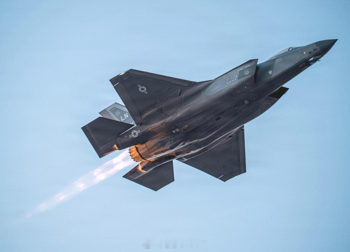 🇺🇸🇸🇦美国国务院批准向沙特阿拉伯出售48架F-35"闪电II"隐形战斗机，预计合同总额约243亿美元——这是华盛顿首次把这一最先进的隐身战机卖给阿拉伯国家，政策方向性极强。

The War Zone报道，此次批准正值沙特与也门胡塞武装激战正酣。除了常规起降型F-35A，沙特还一并申请了49台普惠F135-P ​