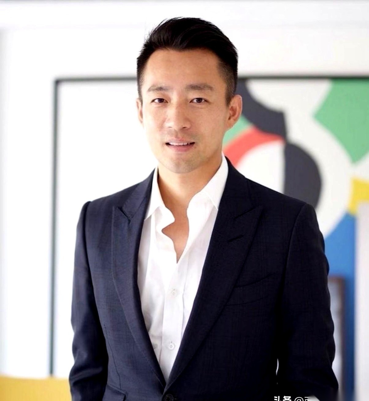 大S离世后，那套位于台北信义区的上亿豪宅，终于交出了最终的账本。
汪小菲现在每个月，依然要雷打不动地往账户里打一百多万新台币去还房贷。但他连一平米的产权都拿不到。而具俊晔，合法合规地拿走了这套房子三分之一的份额。
2025年2月，人走茶凉。摆在桌面上的，是实打实的财产分割。
继承的算盘扒拉得清清楚楚