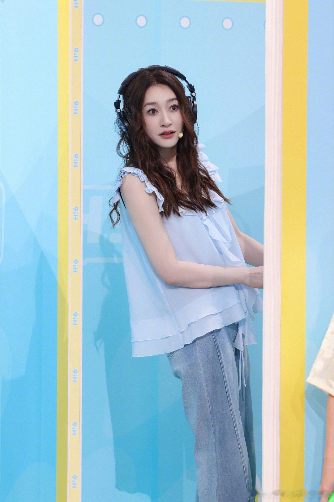 #李小冉认证孙怡接梗战力天花板# 孙怡玩押韵游戏的时候整个人状态特别松弛，越放松反应越快，这种松弛感是她接梗厉害的核心原因，李小冉作为旁观者看得最清楚，认证得一点没毛病。#你好星期六# ​