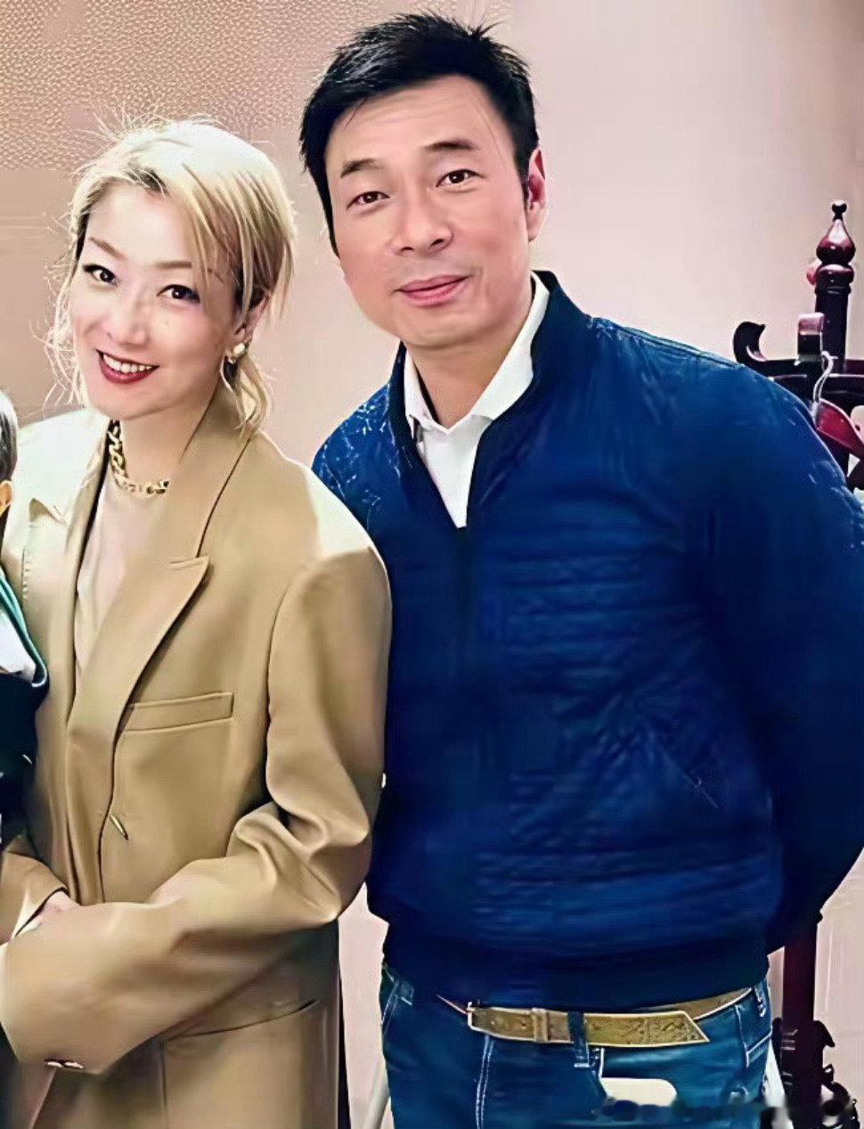 52岁不生娃，丈夫出轨也原谅，坐轮椅还想着干活，郑秀文到底图啥 ​​​