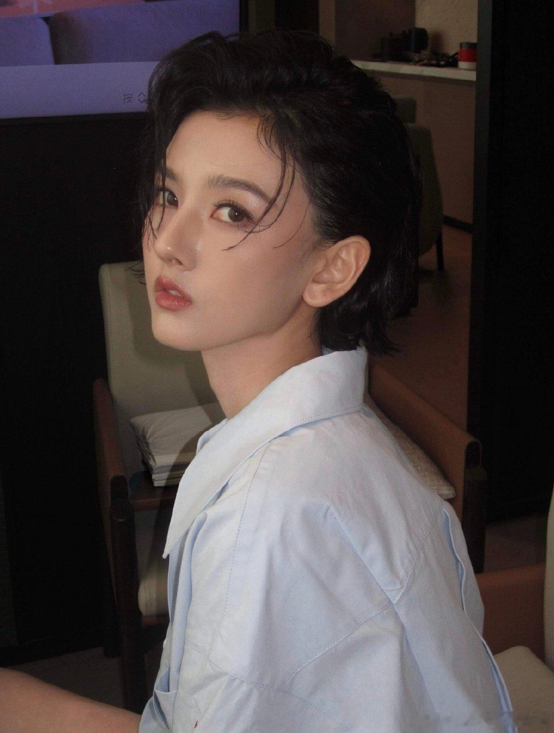 #宋祖儿[超话]#            [送花花] #宋祖儿 孙凡清# 

“环游遍了整个星系却始终找不到比你更亮的星星”宋祖儿

​