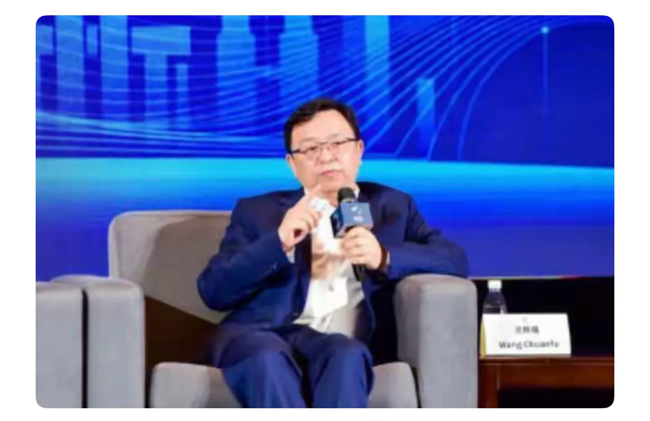 你绝对想不到，身家千亿的比亚迪创始人王传福，如今依然坚持每周雷打不动做一件事：每周依然坚持去嫂子张菊秀家里吃饭，还带去水果和零食。

王传福和嫂子张菊秀，虽然不是同一家人，但有着深厚的情谊。

王传福在上学时，家里条件非常困难，是嫂子帮他买书、缴学费。甚至，嫂子还把自己耳环典当了，为王传福凑学费。