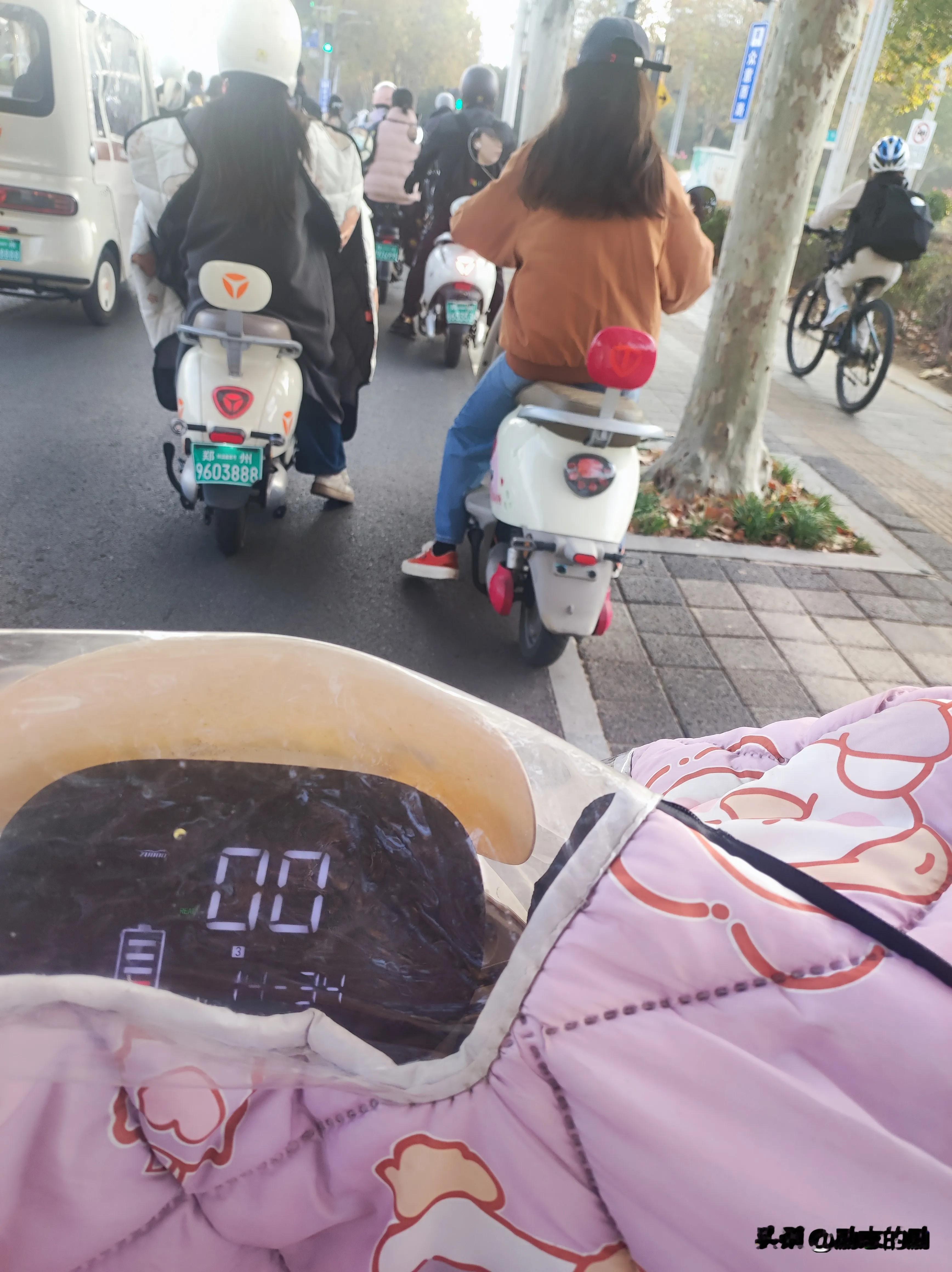 今天送完孩子，回家路上等红绿灯时，我百无聊赖，便开始留意路上行人的穿搭...