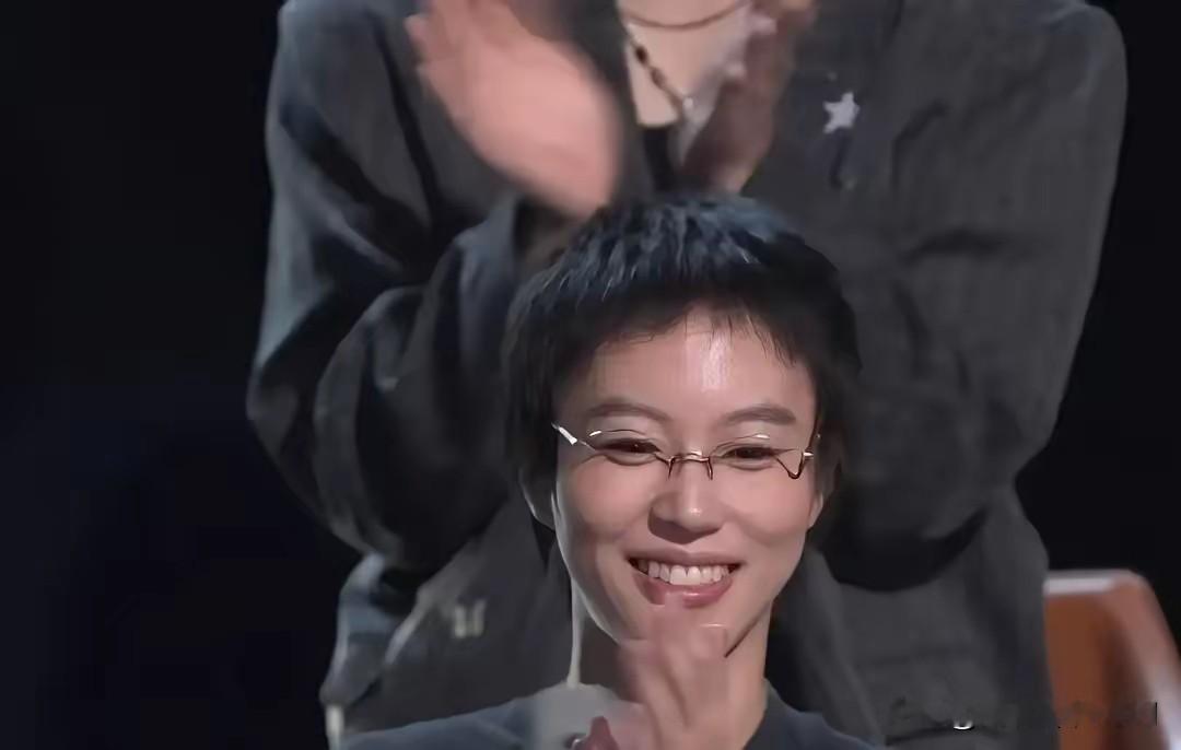 窦靖童手机屏裂三年不换，卡里钱能买半套北京二环房，她却说遗产要给同父异母的妹妹

窦靖童29岁了，手机屏幕裂了三年没换，卡里的钱却够买半套北京二环的房子。但她在综艺里轻描淡写说了一句：要是自己走得早，遗产先留给妹妹。

她爹是窦唯，妈是王菲。就凭这两个名字，全网等着看她“翻车”的人比等着看她出息的人
