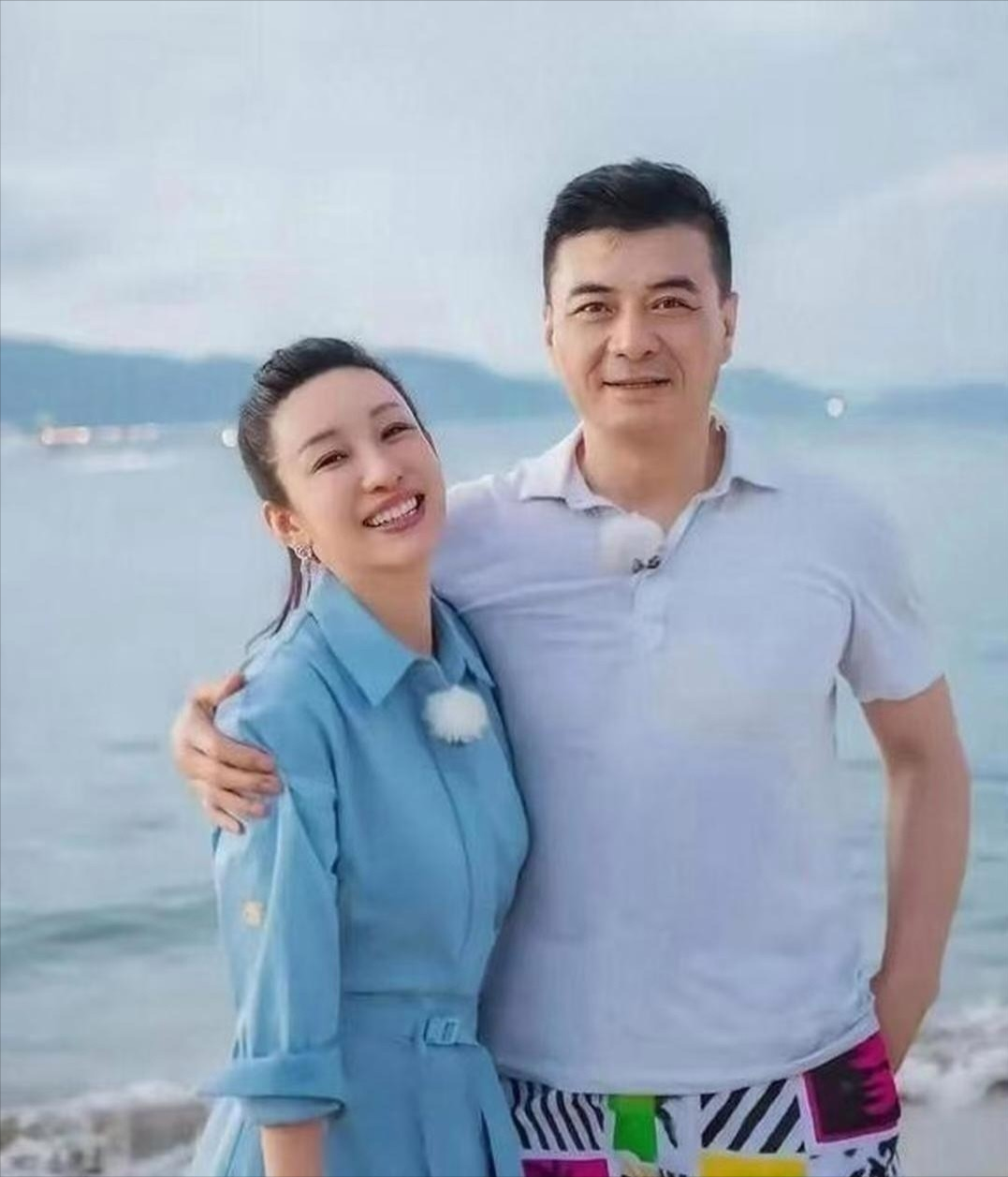 陈建斌当众说秦海璐老公丑，没想到秦海璐一句怼回去，全场都安静了。 
 
网上这段关于秦海璐和王新军的故事，最近又被翻了出来，流传最广的版本是陈建斌拿王新军的长相开玩笑，秦海璐没有顺着笑，而是把话题扯回了婚姻本身。 
 
这段具体对白目前缺少完整的一手节目片段支撑，没必要把网络转述全部当成原话，真正能