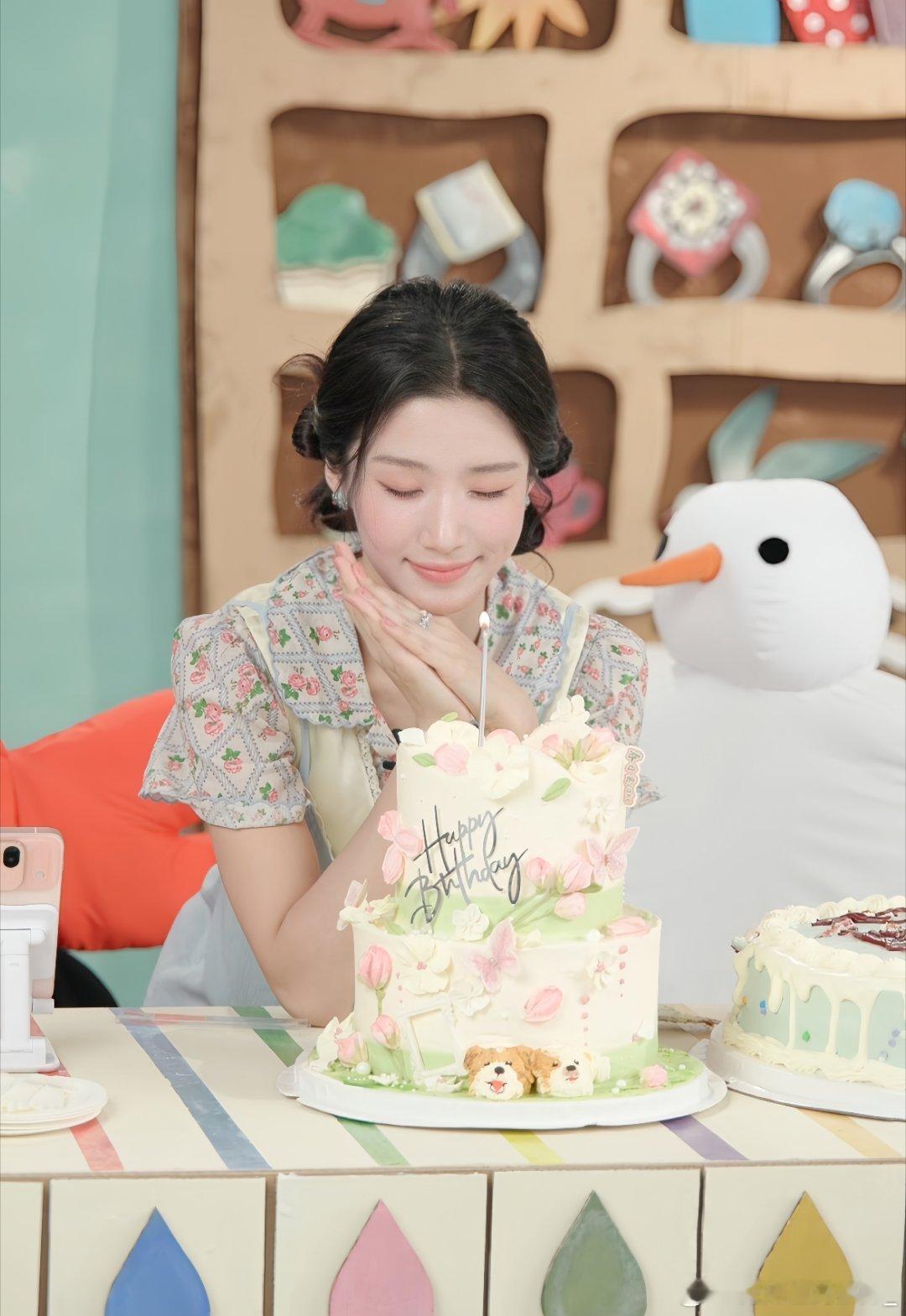 姐姐你真的很美好 希望你以后流的泪是因为太幸福 小雨露们爱你[泪]#卢昱晓0927生日快乐# ​