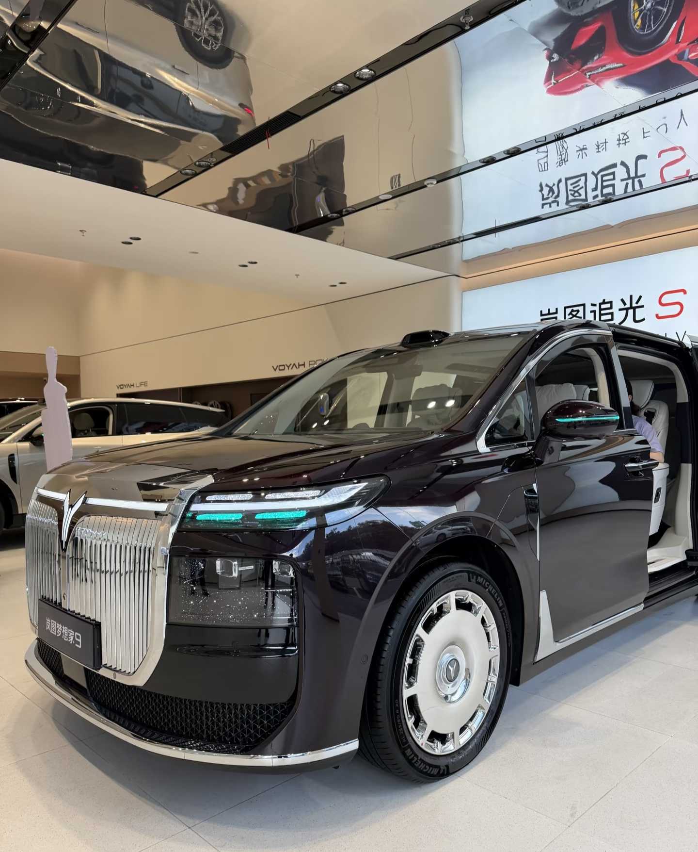 锁定岚图梦想家9 Ultra PHEV！玄英黑车身+紫玉白内饰，颜值直接拉满。
试驾感受底盘稳，二排零重力座椅体验感绝了，华为乾崑智驾很省心。
不管是家庭长途出行还是商务接待都能hold住，坐等提车！
岚图梦想家9