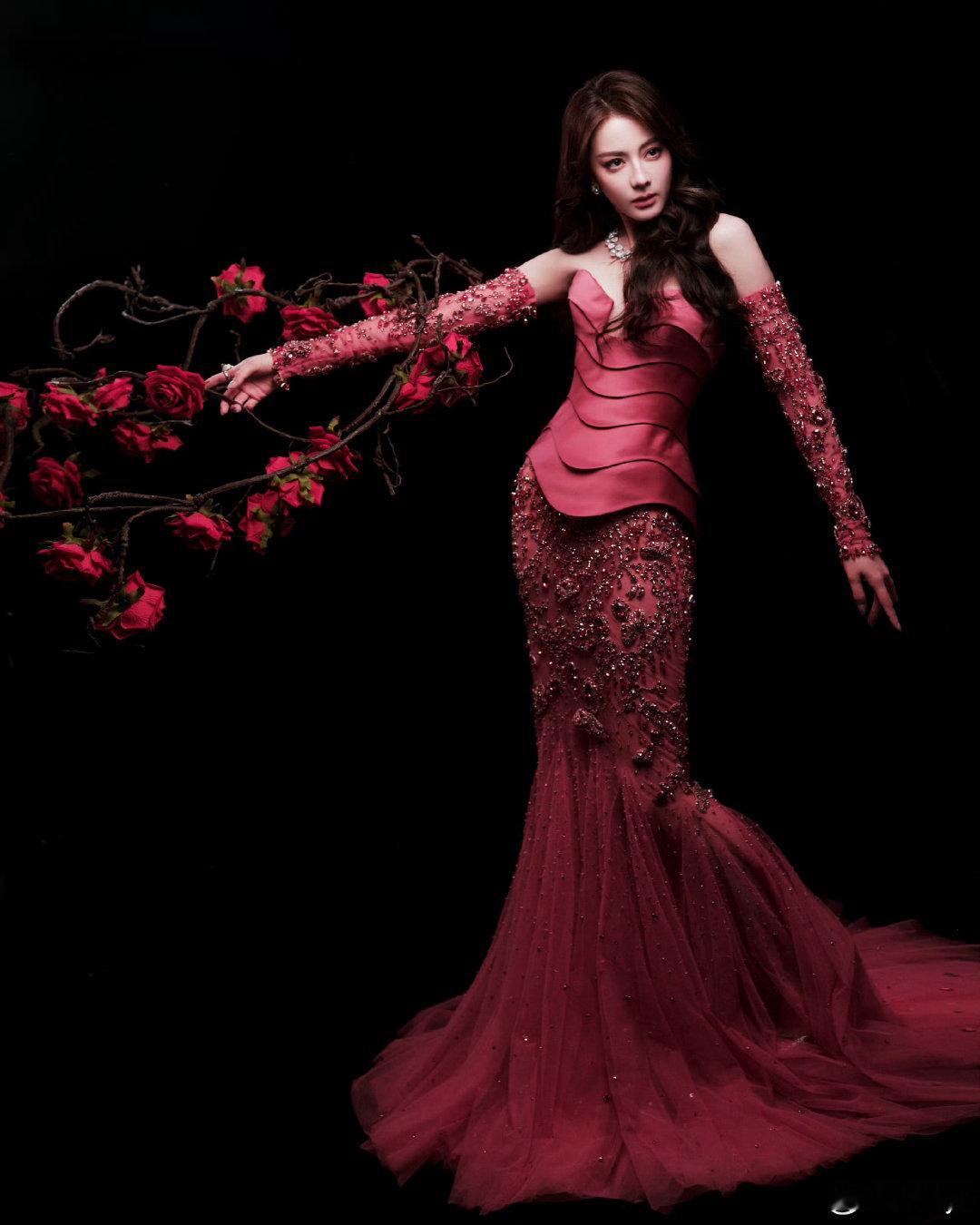 #迪丽热巴[超话]# 最深的孤独，
终会变成银河里最浪漫的星座。 ​