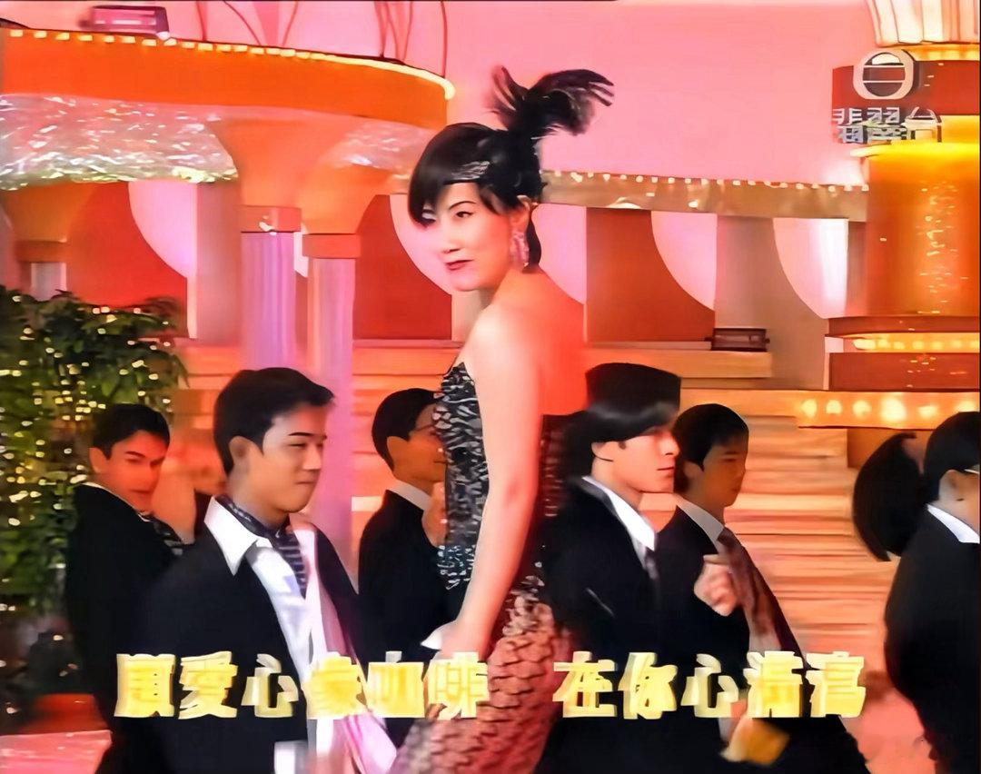怪不得当年的TVB小生随便拉一个都能上披哥唱跳呢！看到一个90年代台庆节目，汪阿姐巨有排面，28个男小生给她集体伴舞，一闪而过认出的有古天乐、郑伊健、张智霖、钟汉良、郑嘉颖、谭耀文、古巨基、李克勤、许志安、黄凯芹、魏骏杰、苏永康、何宝生、梁汉文⋯⋯一时之间我眼睛都不知道看谁，那就看又pin ​