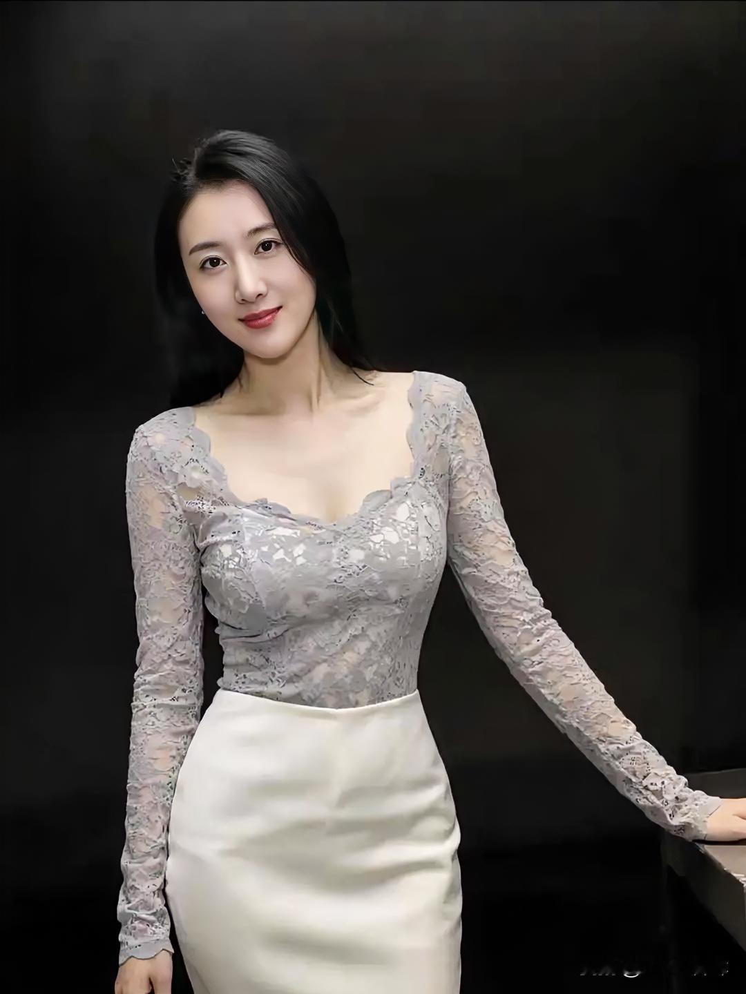 当一个女人对你有好感，她往往不会直接表白，而是通过一些细微的信号来暗示...