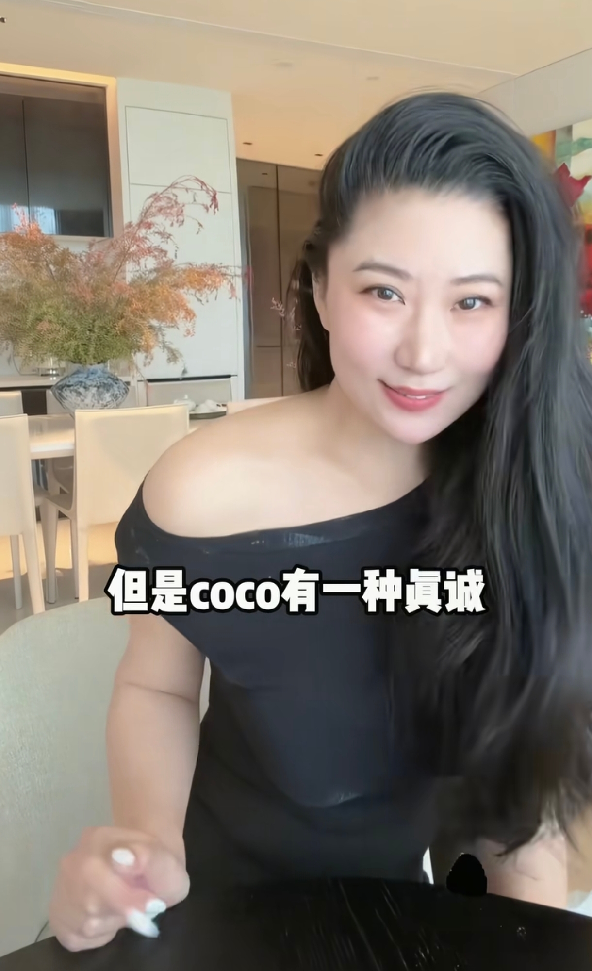 谢贤前女友Coco好不好看
我不评价
但我敢确定一点，那就是Coco她的情商是挺高的

Coco被说长得丑、五官长得拧巴，看到她的回应，不得不说，情商真的高

Coco说：我承认，我不如锋妈妈长得漂亮，也没有谢婷婷那么优雅。但是我有真诚，我有有趣的灵魂。容貌岁月总会改变，但灵魂和精神是永远不会衰败的
