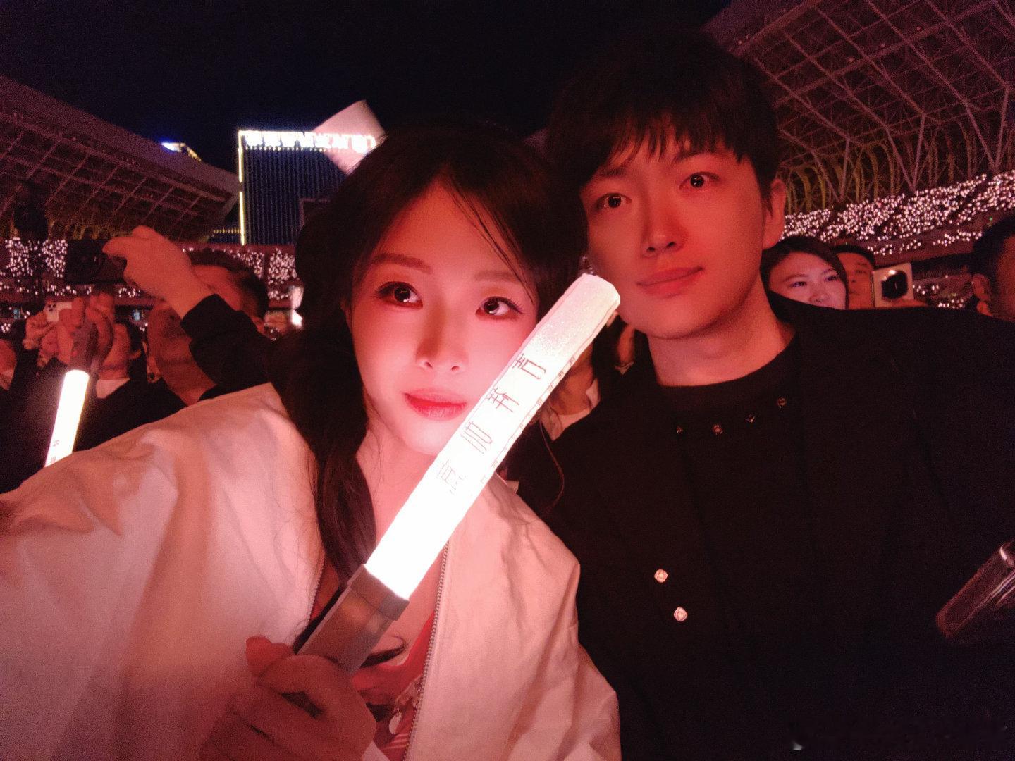 结婚五周年留念~还是那句 结婚真好呀[嘻嘻]我收获了最爱我的人再加一个最好的好朋友 终于完成了一件事：亲口问了玲花曾毅 到底为什么都是我的错！哈哈哈哈哈 ​