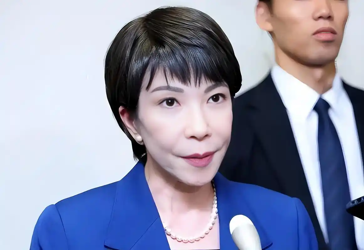 日本防卫省在2027财年预算申请里，明明白白写上了要搞水中发射型高超音速导弹，也就是潜射版。共同社这条消息放出来，等于把日本在进攻性军事力量上的野心摊开了一半。


双锥体构型确实是日本目前高超音速项目的主打，技术门槛相对低，进度也快。但潜射和陆射是两码事，水下发射、出水点火、高压环境下的飞行控制，