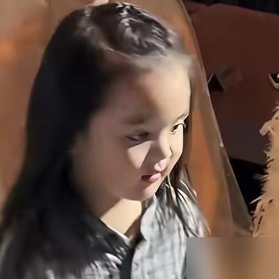 向佐儿子被说像小女孩，全网都在等郭碧婷出来说句话。结果人家在巴黎走秀，一头黑长直，直接梦回南湘。
就前两天，向佐直播间找了个女助播，长得跟郭碧婷一个模子刻的。零酬劳，泡水里带货，热搜挂了一天。网友全在问：这操作，郭碧婷知道吗？
再往前翻，向佐自己说过，情绪最低谷的时候，是郭碧婷把他撑住的。向太更