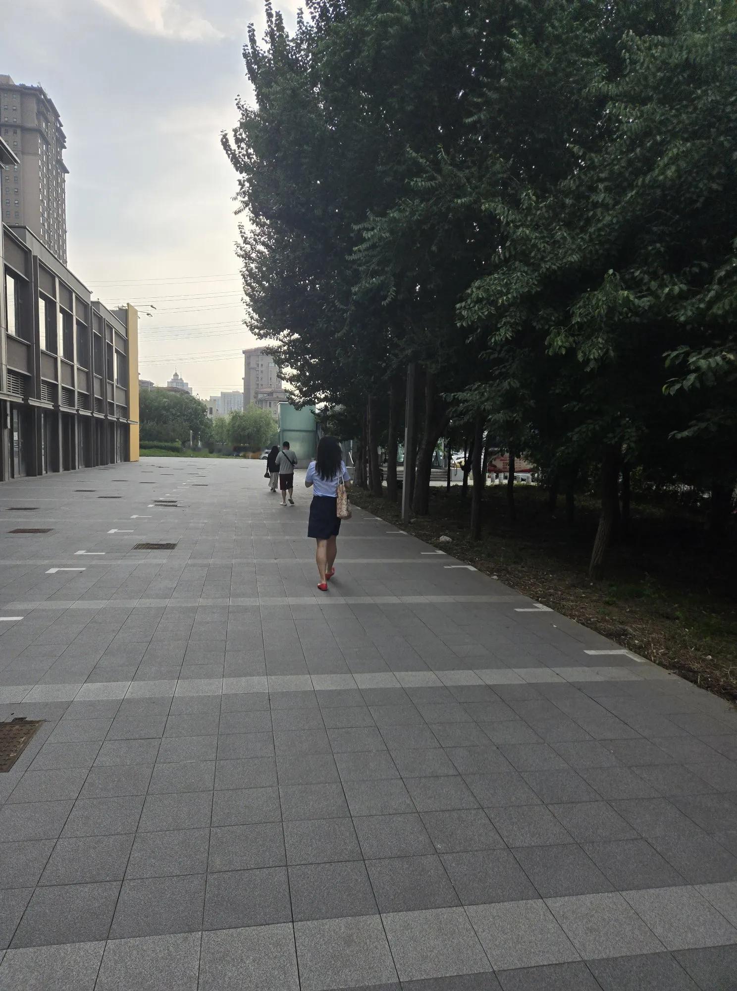 穿制服的小姐姐好美。